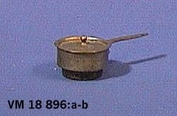 Kastrull med lock och skaft. För leksaksspis från tiden omkring år 1900.