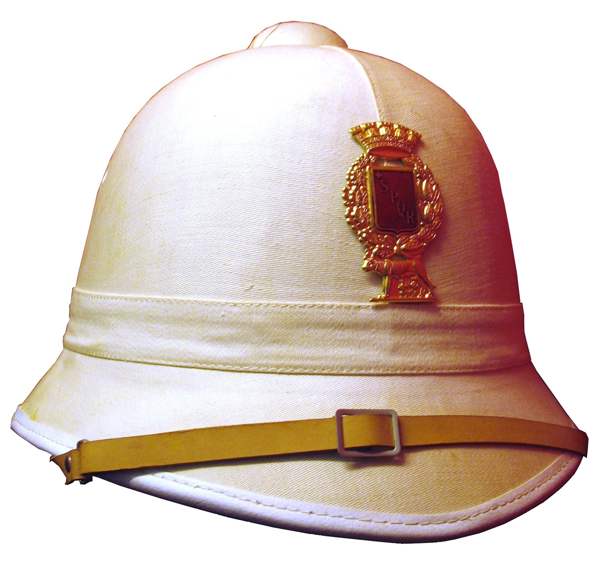 Linnehjälm från Rom för polisman. Bokstäverna SPQR för förkortning för Senatus populusque Romanus = Romerska senaten och folket.

Emblem i gulmetall med en röd platta varpå det står SPQR.