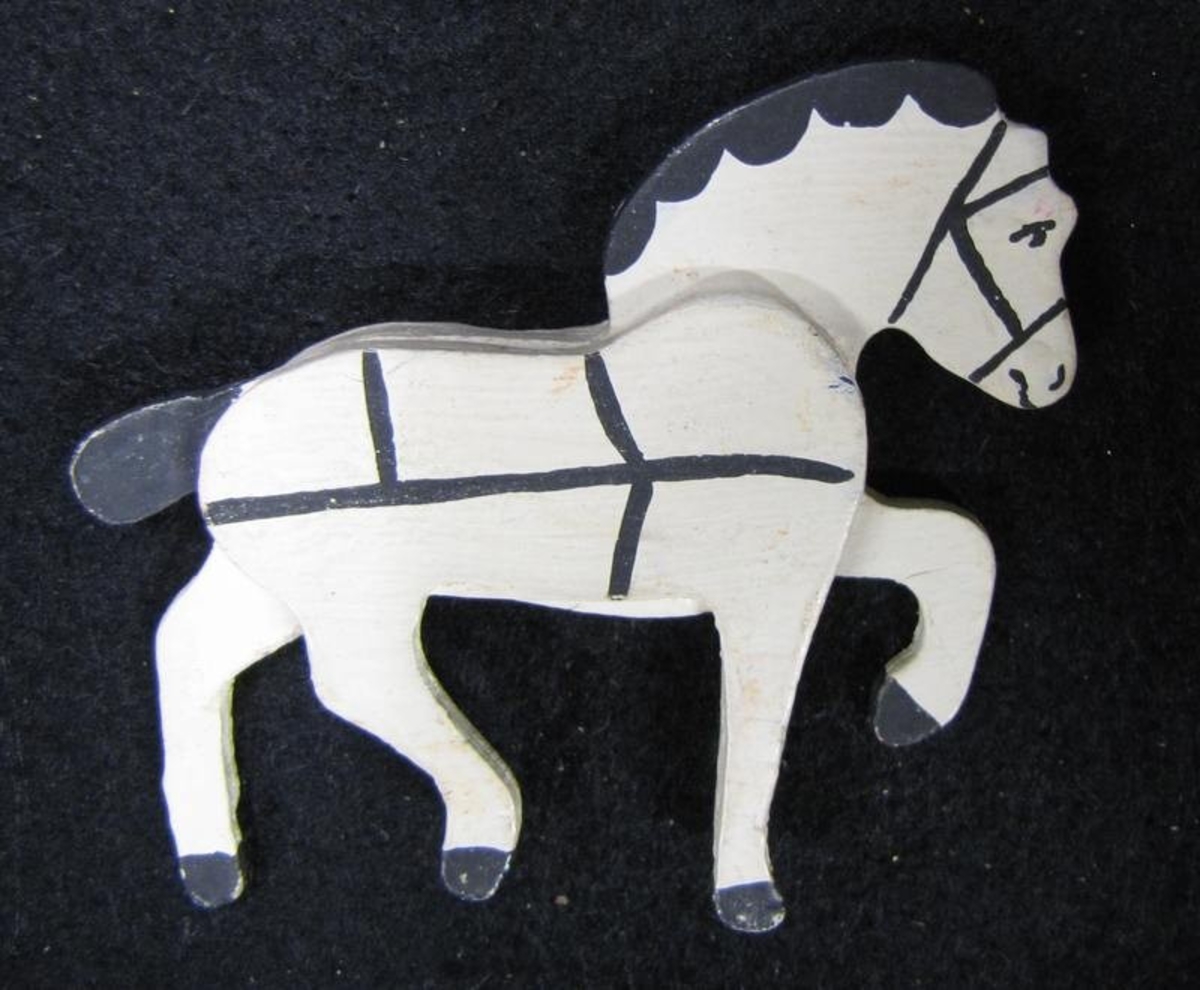 Utsågad, målad träfigur i form av en selad häst.

Bland arkivalier och foton som tagits tillvara efter rektor Erland Borglund, grundaren av Stenebyskolan i Dals Långed i Dalsland, fanns dessa modeller från träslöjden på skolan. Bl.a. en julkrubba med olika figurer. Ljusstakar, djur, växter.