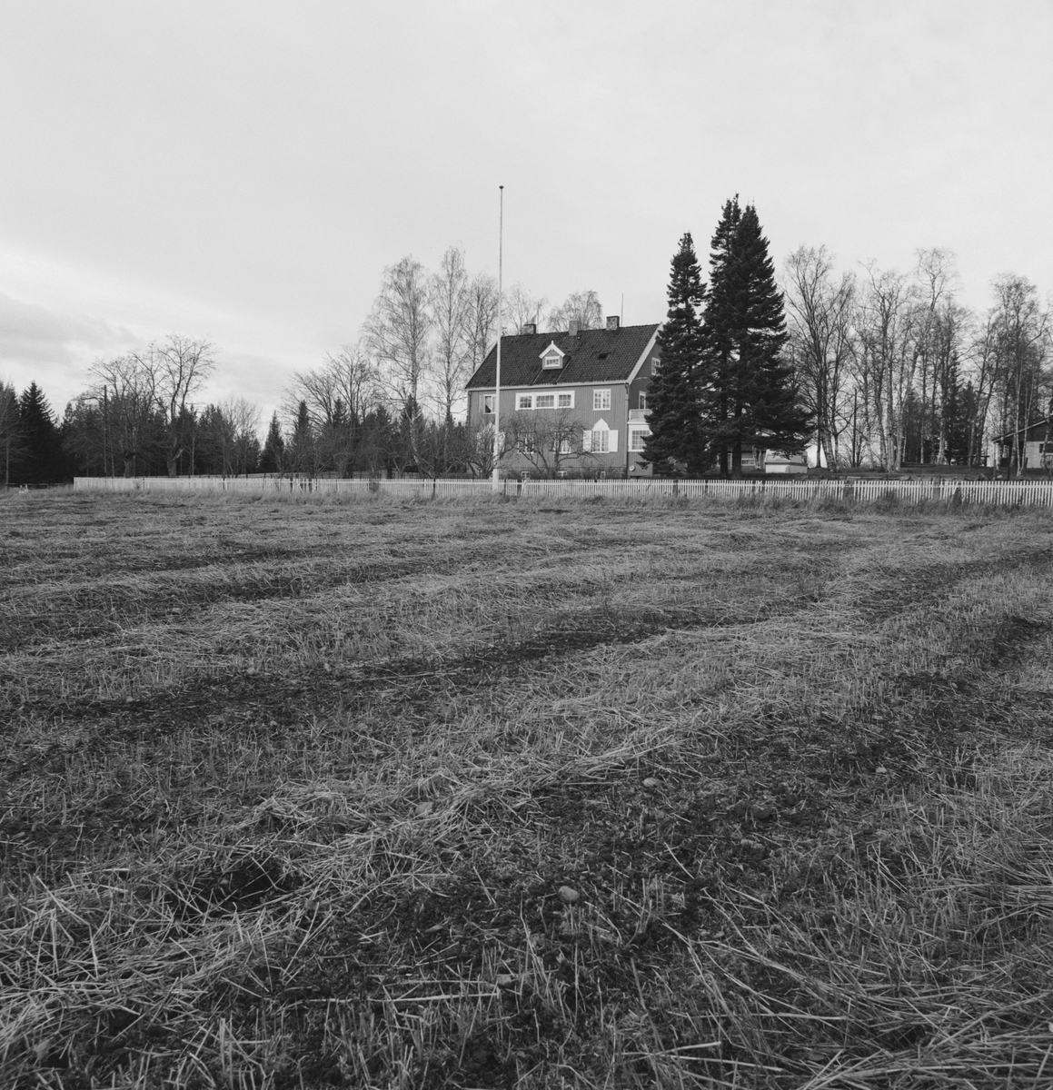 BEBYGGELSEN KLEVBAKKEN, ÅDALSBRUK. Høstbilde etter tresking. Jordet foran Maihaugen. Jordet er i dag parkering og uteplass for Ådalsbruk skole og barnehage.  Løten.