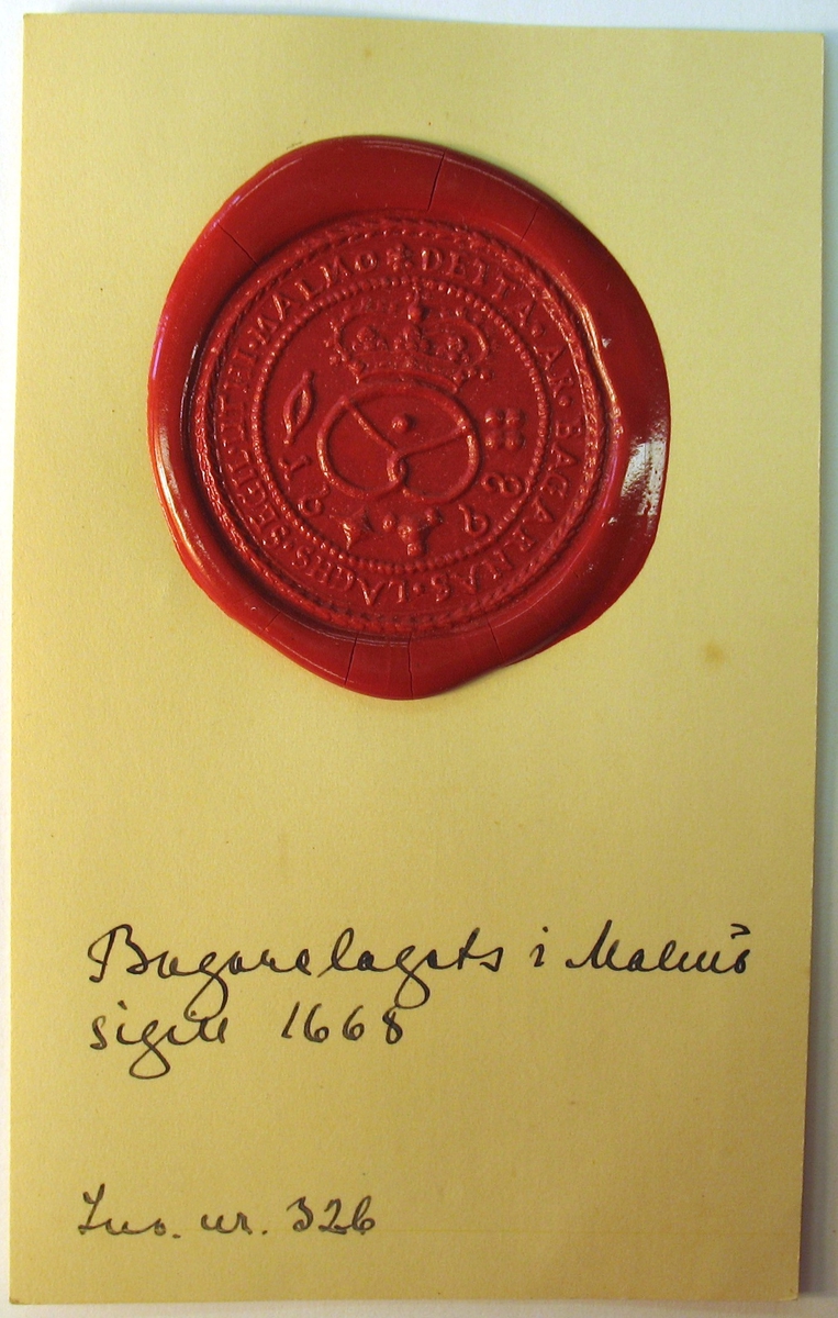 Sigill för skrået för bagare.

Malmö 1669. "DETTA ÄR BAGARNAS LAGHS SEGIL UTHI MALMÖ". En stor, krönt kringla, omgiven av ett limpformat bröd, en vigg, ett tresidigt bröd och ett bröd av två spiraler samt årtalet 1668. Diameter 49. (Från stamp på Malmö museum 326).