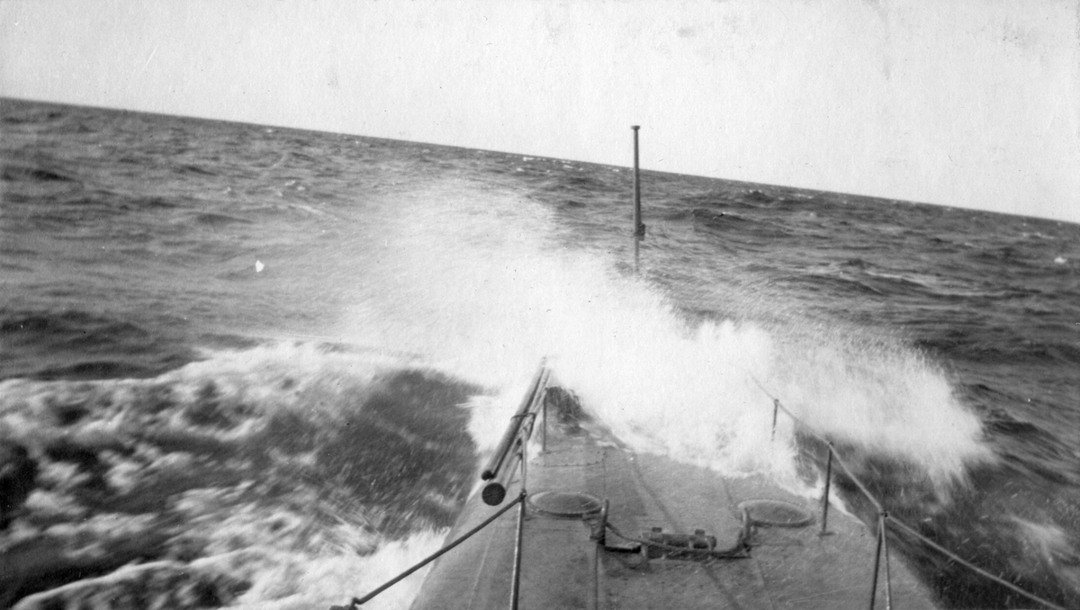 Hård sjögång med vågor 1914-1915 när ubåt nr. 4 tar sig framåt över ytan.