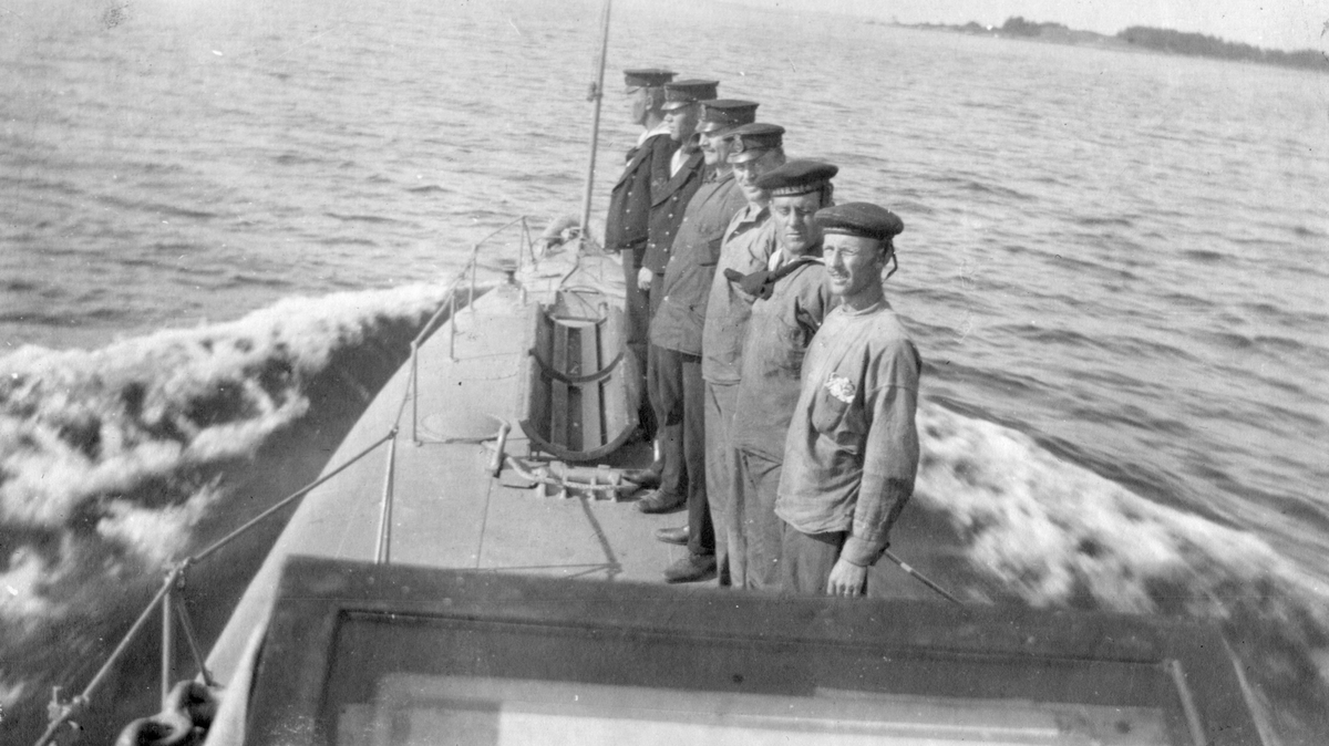 Matroserna uppställda på däck iklädda sjömanskläder, Karlskrona 1914-1915.