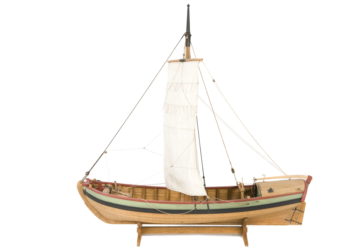 Modell av mälarjakt från 1700-talet, byggd av Stefan Bruhn i Sjöhistoriska museets modellverkstad.
