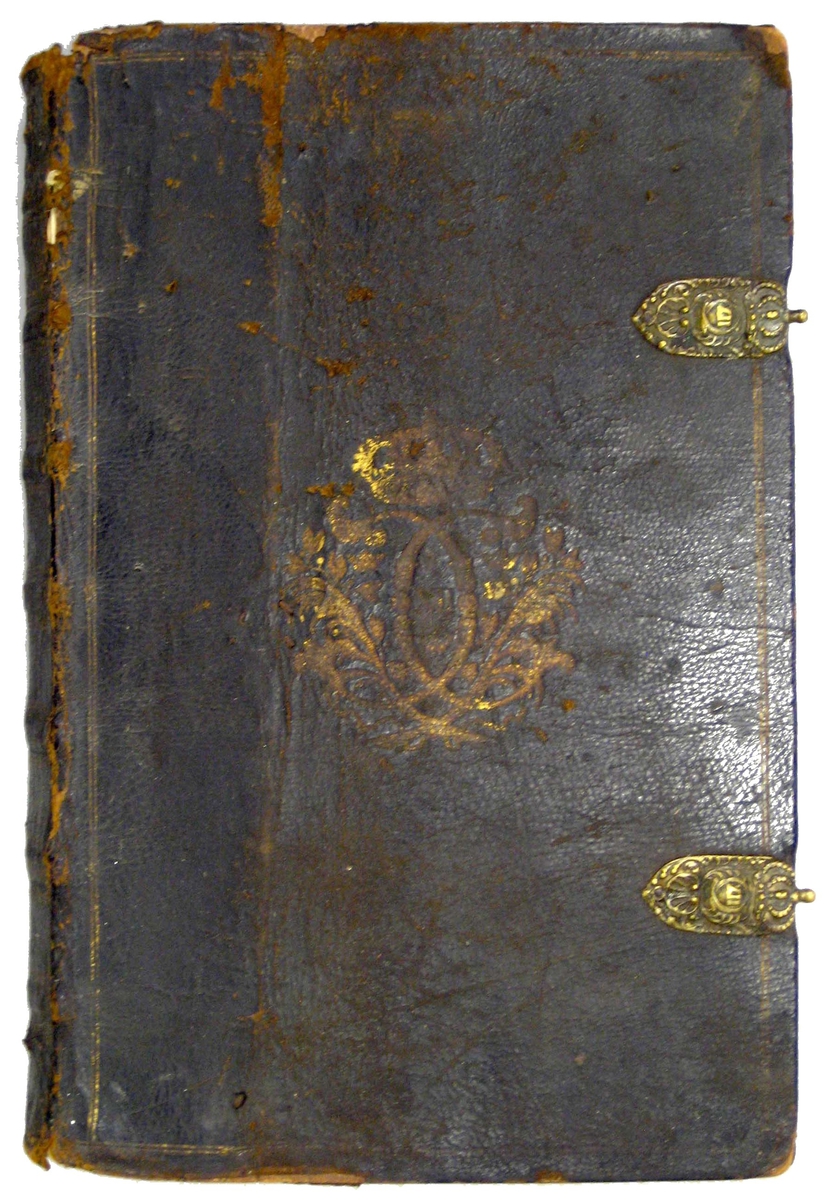 Bibel, så kallad Karl XII bibel, Thet är All then Heliga Skrift På Swensko, Efter Konung CARL then Tolftes Befalning, 1703, inbunden med läderpärmar. På pärmarna finns Karl XII monogram tryckt med guldfärg. Bibeln har varit försedd med två knäppen för att hålla boken stängd. Det finns bara rester kvar idag. Dessutom har pärmarna lossat från själva boken.


Karl XII:s kyrkobibel låg klar 1703 och var en reviderad översättning av de tidigare svenska bibelutgåvorna, Gustav Vasas bibel 1541 och Gustav II Adolfs bibel 1618. Denna bibel kom att tjäna som officiell kyrkobibel fram till 1917. Bibeln utkom även i ett mindre format, den s.k. ''fältbibeln''.