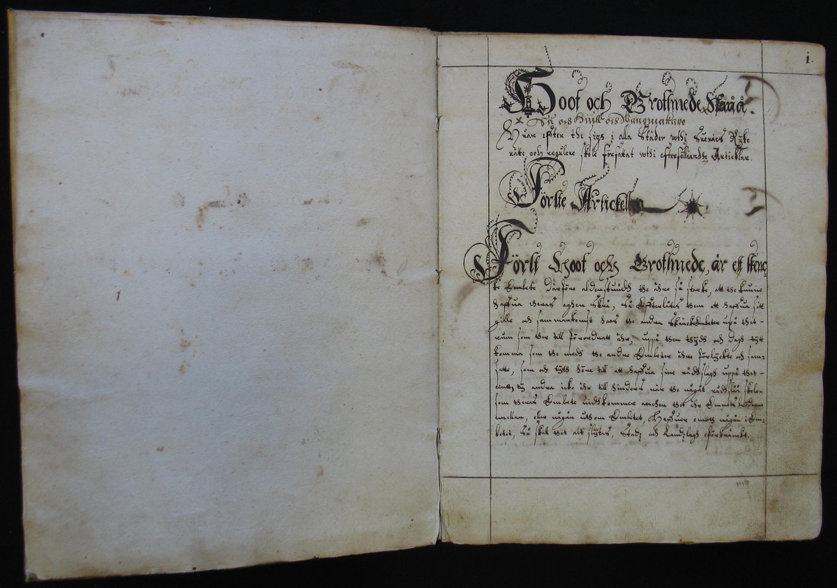 Bok med papper av lumppapper. Pärmar av pergament.

Boken är en avskrift för hov och grovsmedsskråna från 1622. Därefter är den kompletterad med ytterligare tillägg 1643, vilket visar att avskriften gjorts någon gång mellan dessa datum. 

Man har även gjort ett tillägg som visar att skråämbetets förordningar även ska gälla för vagnmakare. Boken har en vacker pinktur som visar att det är en utbildad skrivare som gjort avskriften. Den är dessutom inbunden i pergament  och mycket välhållen. Om boken används i Brätte går ej att fastställa. Vänersborg grundades 1644 så den är använd före stadens tillblivelse.

Skråväsendet i Sverige var den ordning som hantverkare reglerades utifrån och har sina rötter från medeltiden. Man följde dessa ordningar fram till 1847 då det blev friare att idka hantverk. Upplösningen skedde bland annat till följd av att man ansåg att skråväsendet var stelbent och hämmande utvecklingen av hantverken 

Hantverkare fick från medeltiden endast verka i städer. För att reglera att ett hantverkskår inte blev överrepresenterad reglerades detta genom skråämbeten som var placerade i olika städer. Skråämbetena hade som uppgift att kontrollera utbildningen för hantverkaren, som under denna tid fick gå som gesäller, mästarutnämningar, för att säkra kvalitet och hanterksskickligheten på hantverkaren, kvalitetskontroller, så att arbetet höll den goda kvaliteten på arbetet som man kunde förvänta sig. Att till exempel tenn- och silverhalter var så höga på föremål som dess stämplar visade. Dessutom hade skråämbetet till uppgift att se till att det inte blev för många hantverkare av samma slag i en stad. Hantverkaren fick på så sätt söka burskap i en stad för att få bedriva sin verksamhet där. 

År 1720 fastslogs den sista skråordningen i Sverige. Då kunde ett hantverkaryrke ha sitt eget ämbete i en stad om det i staden fanns tre verksamma mästare med burskap. I Vänersborg skapade skomakarna sitt eget skrå 1745, tätt följda av skomakarna och skräddarna. Var man tenngjutaren i staden tillhörde man tenngjutarskrået i Göteborg, som var närmaste stad med skråordning.