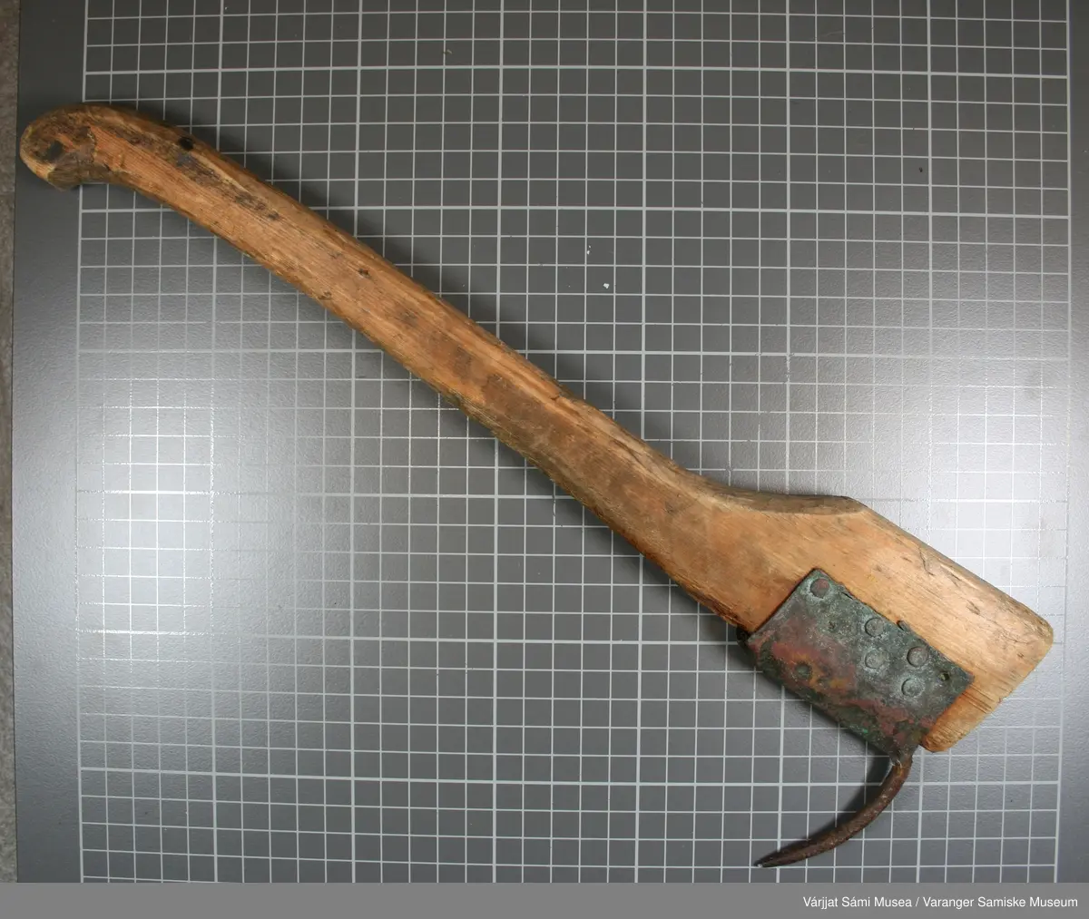 Fire. klepper funnet på Angsnes/Kvalnes:

Klepp nr. 1) Skaftet av tre og kroken av jern. Lengde: 21 cm, lengde på kroken: 7 cm
Klepp nr. 2) Skaftet er av lyst tre og kroken av aluminium. En stor X på sakftet.
                                                                 Lengde: 22 cm, lengde på kroken: 3,5 cm
Klepp nr. 3) Skaftet er av tre og kroken av jern. På skaftet er det brent inn følgende: Et 
                  anker Joh Løsdal a/s                 Lengde på skaftet: 19 cm, kroken: 4,5 cm
                                 BODØ

Klepp nr. 4) Skaftet av tre og kroken av jern. Kroken er festet til skaftet med en kopper-
                  plate som er stiftet med kopperspiker. Lengde på skaftet: 38 cm, kroken: 6,5