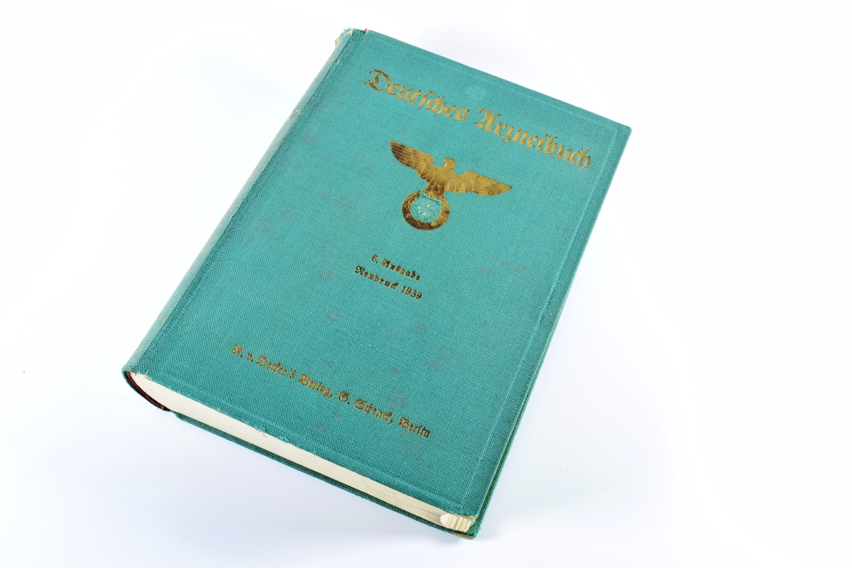 Syv farmakopeer. Farmokopeer er offesielle oversiktsverk over vanlige legemidler.

a: Kommentar til den norske Farmakopø. Kemisk del. Frithjof De Lemos og Dr. E. Sissener, Forlagt av H. Aschehoug & Co. (W. Nygaard), Kristiania, 1921.

b: Svenska Farmakopén 1946, Sveriges Läkarförbunds Förlagsaktiebolag, Stockholm, 1946. 

c: Lehrbuch der Pharmakologie, E. Poulsson, Kristiania, Verlag von H. Aschehough & Co., 1920.

d: Pharmacopoea Danica, engelsen & Schrøder, København,  1933.

e: Pharmacopoea Danica 1948 bind I, Nytt Nordisk Forlag Arnold Busck, København, 1948. 

f: Pharmacopoea Danica 1948 bind II, Nytt Nordisk Forlag Arnold Busck, København, 1948.

g: Pharmacopoea Danica 1948 bind III, Nytt Nordisk Forlag Arnold Busck, København, 1948. 

h: Deutsches Urzneibuch 6. Ausgabe 1926, unveränderter neudruck 1939. Den tyske ørnen med hakekors er trykt på forsiden og på tittelbladet. Begge steder er hakekorset skrapt vekk.