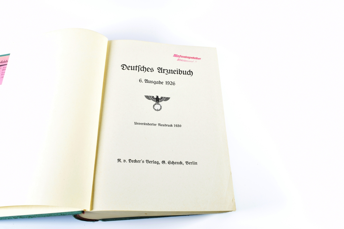 Syv farmakopeer. Farmokopeer er offesielle oversiktsverk over vanlige legemidler.

a: Kommentar til den norske Farmakopø. Kemisk del. Frithjof De Lemos og Dr. E. Sissener, Forlagt av H. Aschehoug & Co. (W. Nygaard), Kristiania, 1921.

b: Svenska Farmakopén 1946, Sveriges Läkarförbunds Förlagsaktiebolag, Stockholm, 1946. 

c: Lehrbuch der Pharmakologie, E. Poulsson, Kristiania, Verlag von H. Aschehough & Co., 1920.

d: Pharmacopoea Danica, engelsen & Schrøder, København,  1933.

e: Pharmacopoea Danica 1948 bind I, Nytt Nordisk Forlag Arnold Busck, København, 1948. 

f: Pharmacopoea Danica 1948 bind II, Nytt Nordisk Forlag Arnold Busck, København, 1948.

g: Pharmacopoea Danica 1948 bind III, Nytt Nordisk Forlag Arnold Busck, København, 1948. 

h: Deutsches Urzneibuch 6. Ausgabe 1926, unveränderter neudruck 1939. Den tyske ørnen med hakekors er trykt på forsiden og på tittelbladet. Begge steder er hakekorset skrapt vekk.