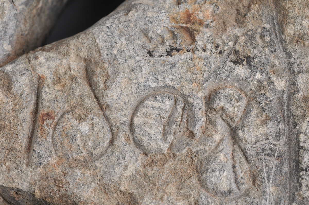 Fragment av ein hjulkross i kleberstein. Det meste av hjulet er intakt. Tre krossarmar, dei er smalast i midten og svinger sterk utover til hjulet. Hjulet er som eit vognhjul og omkransar krossarmane. "1808" (1608?) og andre innristningar på korsarmane. Fjerde krossarm manglar, så det er usikkert om krossen kan ha hatt ein sokkel.