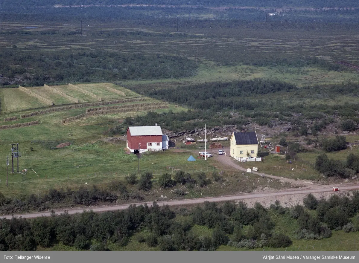 Flyfoto av Vuonnabahta / Varangerbotn i Unjárgga gielda / Nesseby kommune, 1963.