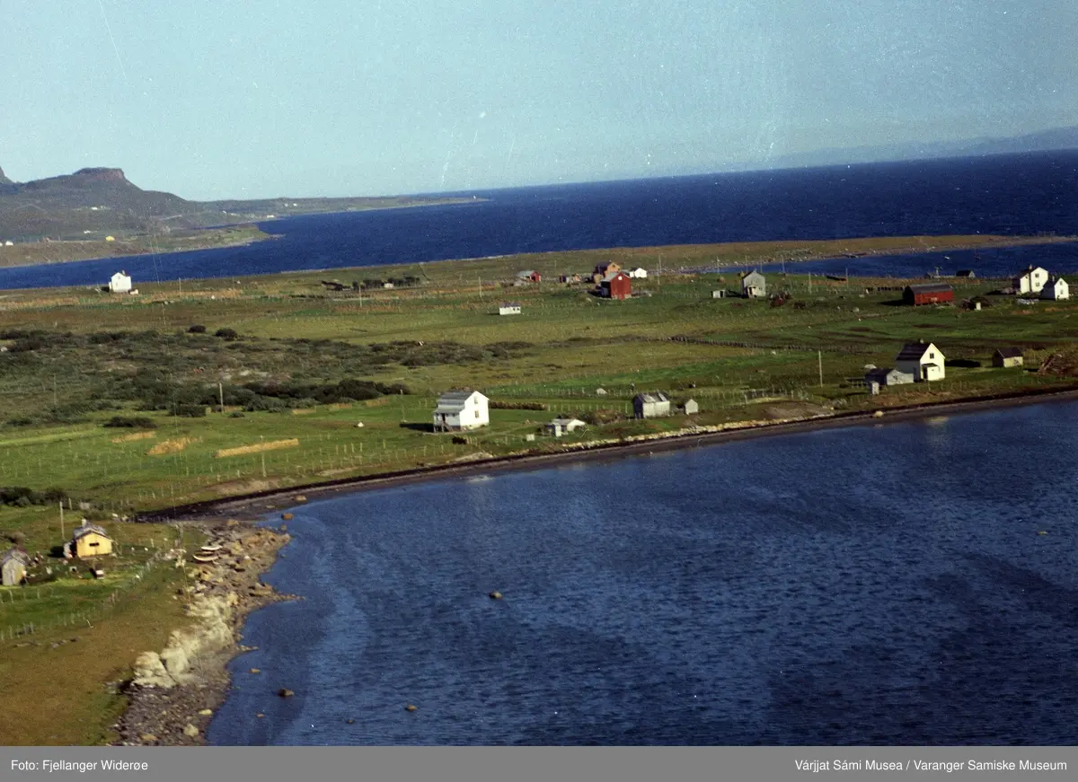 Flyfoto av Unjárga / Nesseby i Unjárgga gielda / Nesseby kommune, 1963.