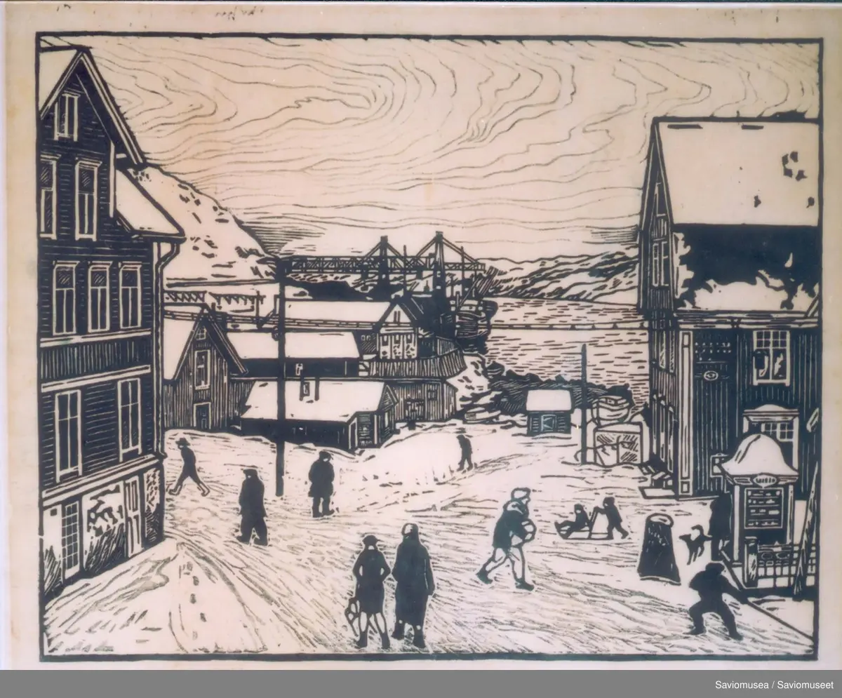 Tresnitt som viser Israel Lønbomsplass i Kirkenes. I bakgrunnen ses A/S Sydvarangers kai. I forgrunnen hus, en kiosk og mennesker.