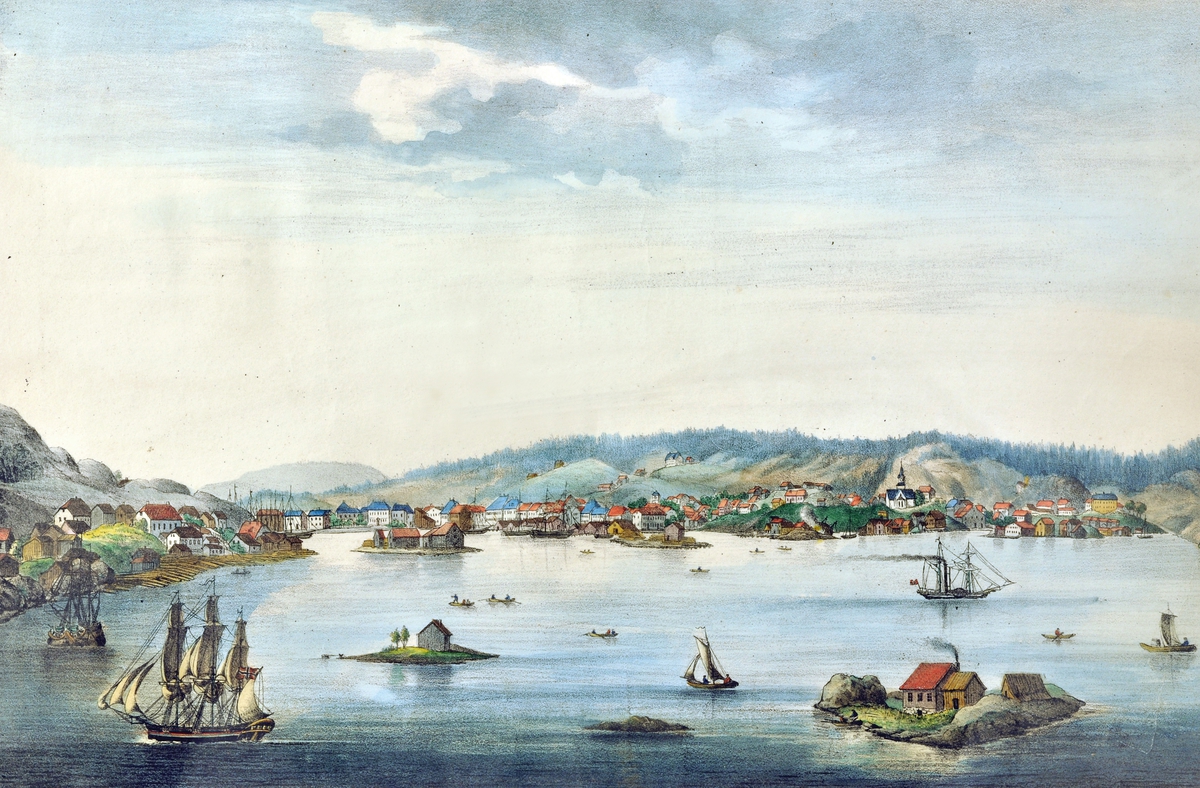 Oversikt over Kragerøfjorden med Øya, byen, diverse fartøy på vannet, bebyggelse og skjær.