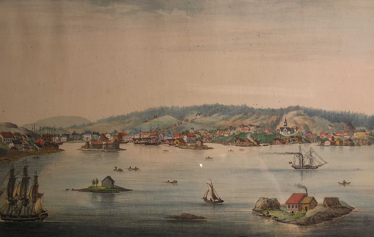 Oversikt over Kragerøfjorden med Øya, byen, diverse fartøy på vannet, bebyggelse og skjær.