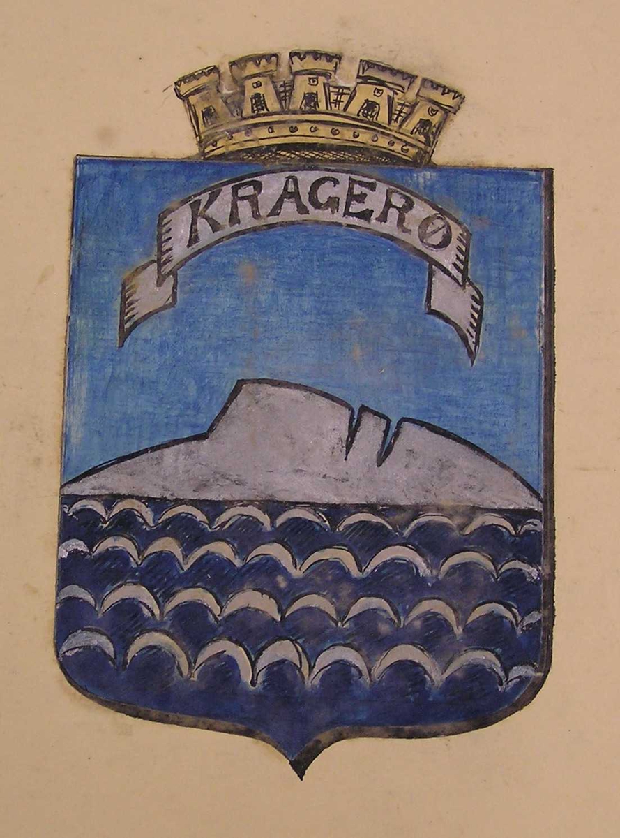 1. Øya med bølger, seilskute. 2. Øya, bølger, "Kragerø" 3. Øya, bølger, kråke (sort) 4. Øya, bølger, kråke (sølv)
Krone over alle utkast.