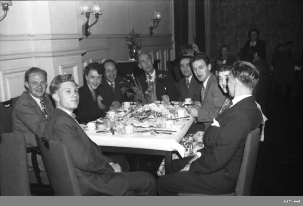 Telefonen 75 år i Bergen. Bergen telefonanleggs fest i NIFs lokaler