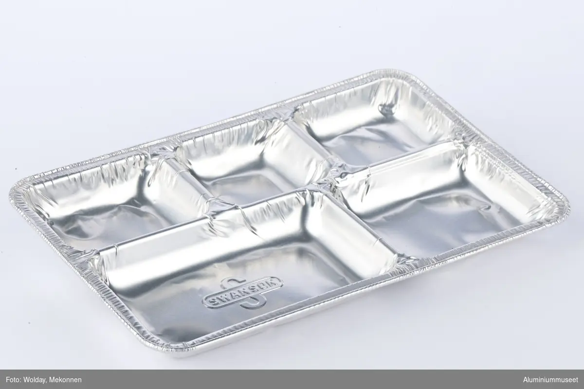 Aluminiumsform inndet med 5 rom til forskjellige matvarer (?). pRENTET INN I FORMEN STÅR: swanson