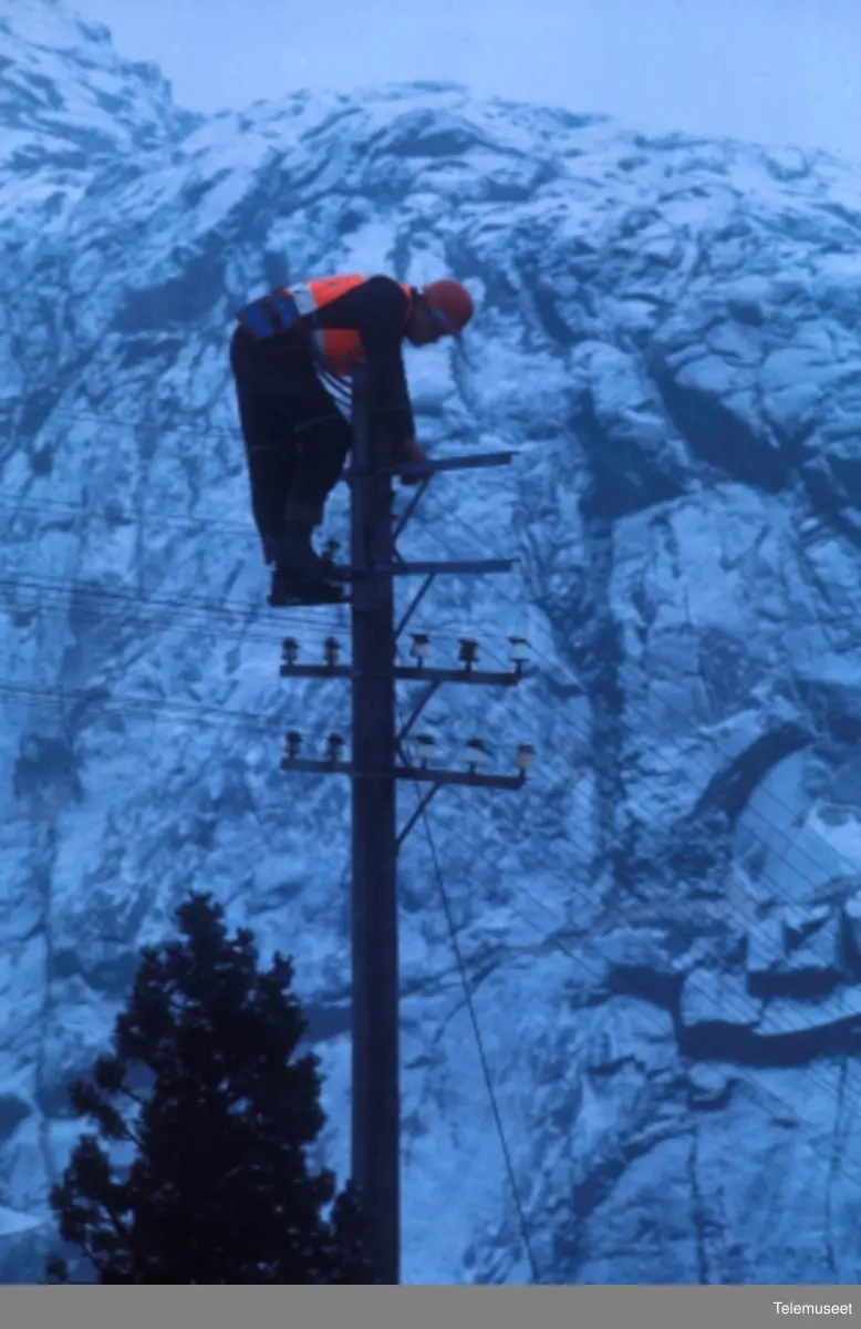 Luftkabler, strekking av luftkabel, reising av telefonmast