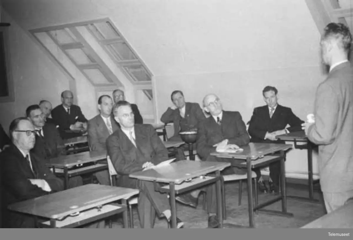 Gruppebilder, møter, foredrag, samferdselskomiteen 1954, Elektrisk Bureau 