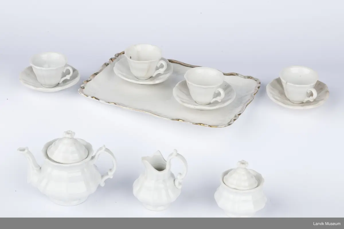 bølgeformet kanter, 2 lokk som ender i en blomst, skåler har markerte kronbladlign. former, dette mønsteret går igjen på alle delene