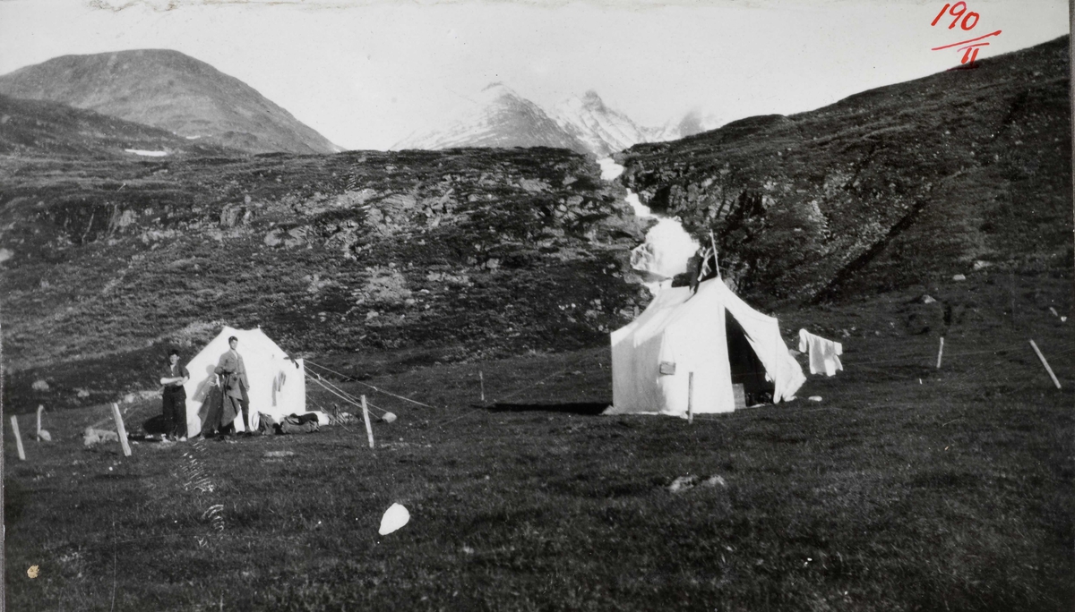 GEODESI. Triangulering: Jotunheimen. Teltleir under Dyrhaugstind.