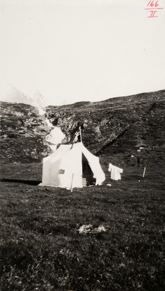 GEODESI.Triangulering: Dyrhaugstind, Jotunheimen, leirplass under tinden.
