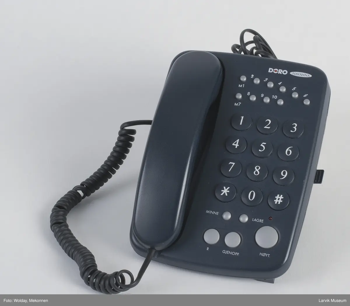 Form: Store runde taster, telefonrøret på venstre side.
