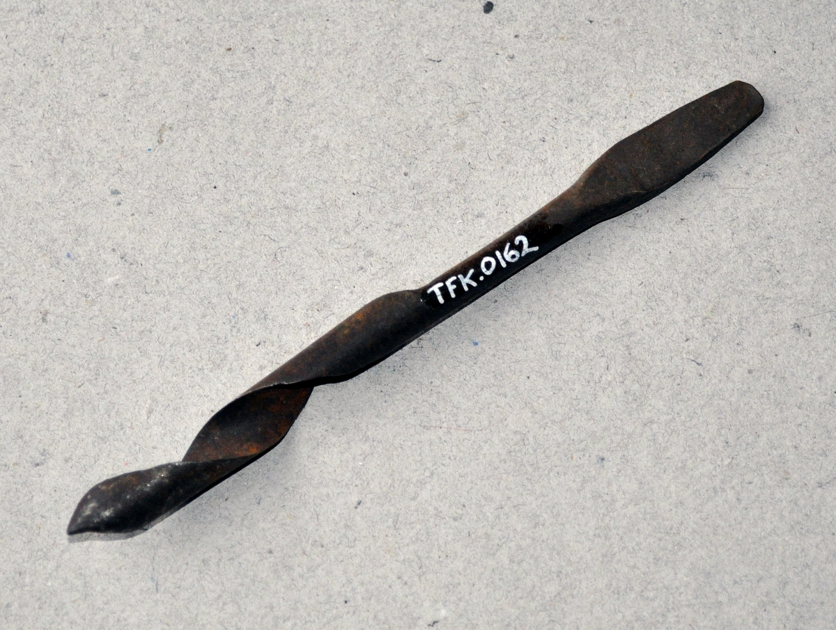 Trebor av stål, gammel type. Fabrikkprodusert. Med flat tange og trespiralbor. Til å bore 7/16" hull.