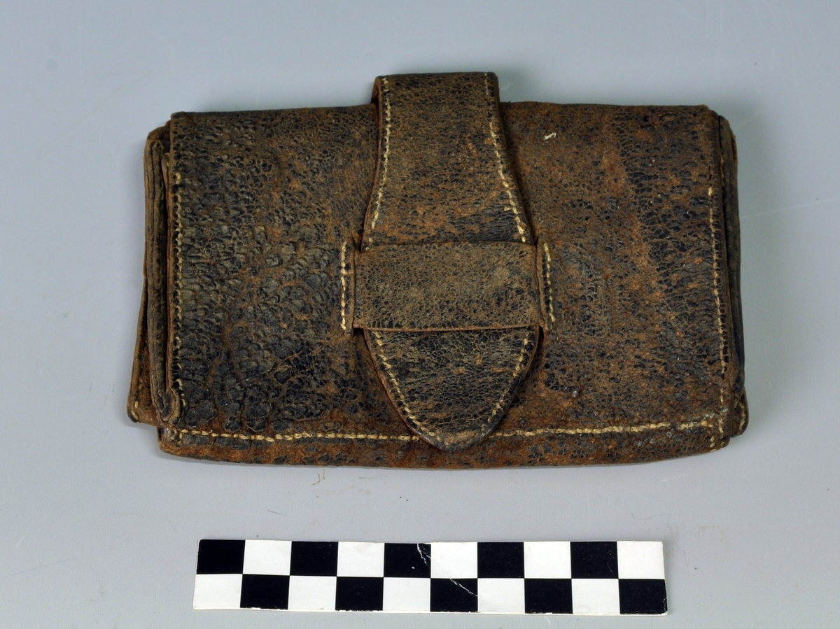 Små kors og rundringer i geometriske mønstre.