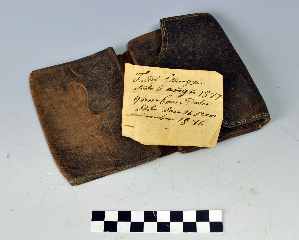 Små kors og rundringer i geometriske mønstre.