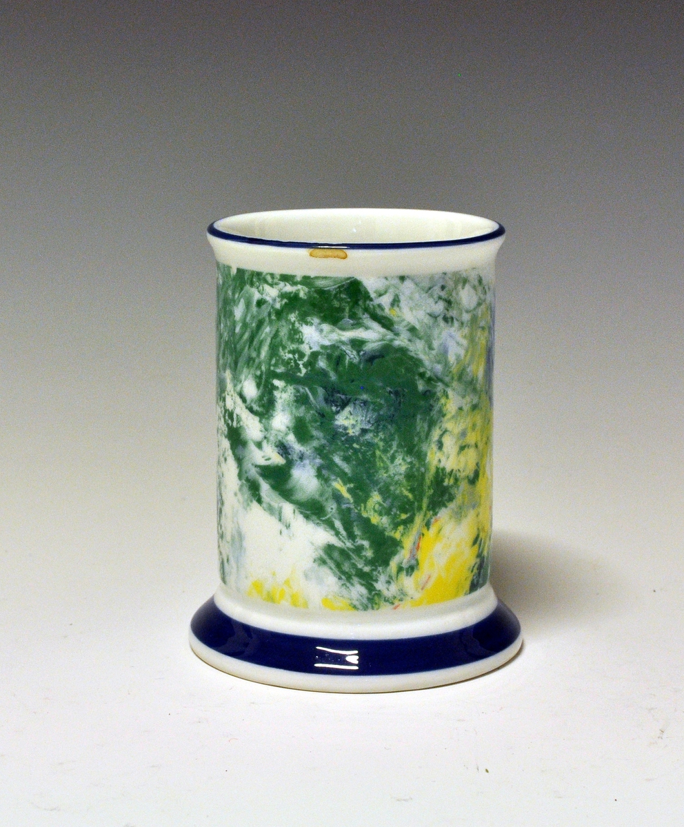 Kaffekrus av porselen, med oval hank og påstøpt stett. 
Modellen er designet av Eystein Sandnes.
Motiv: Jakob Weidemann.
Modellnr: 2640