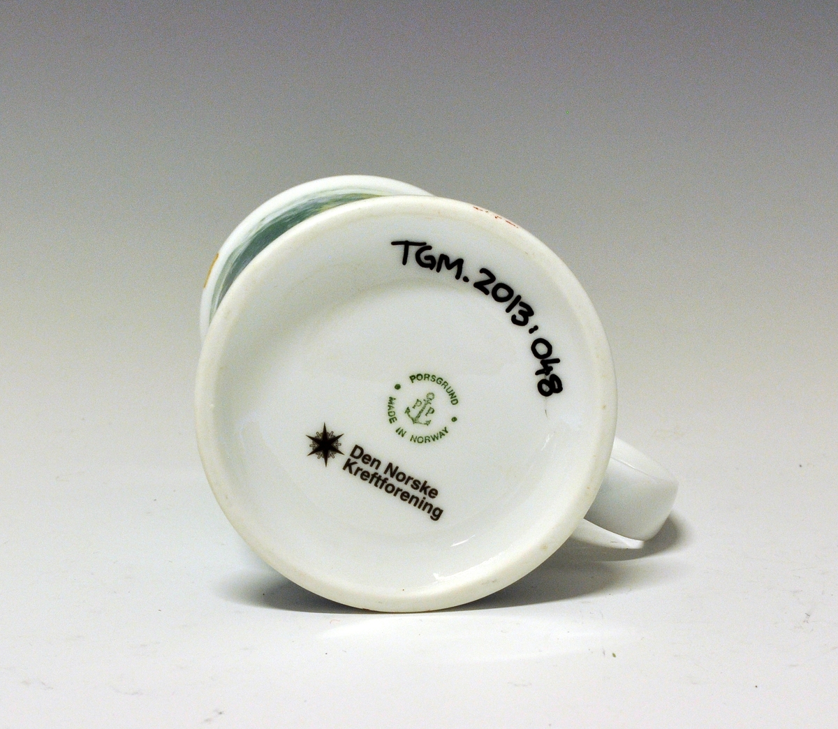 Kaffekrus av porselen, med oval hank og påstøpt stett. 
Modellen er designet av Eystein Sandnes.
Motiv: Jakob Weidemann.
Modellnr: 2640