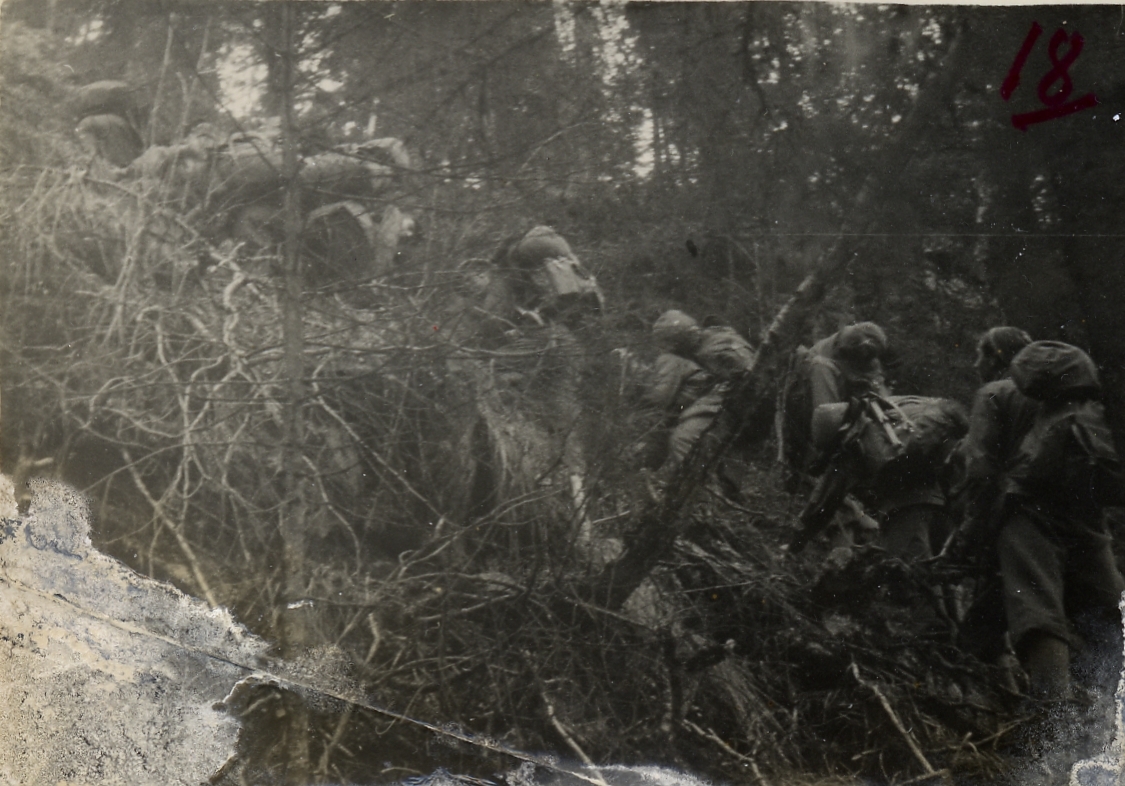 Ni instruktører fra Oslo-området på veg mot Øyeren, april 1945