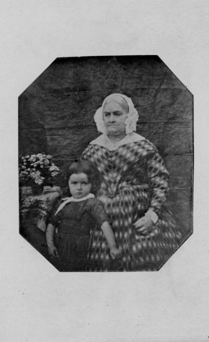 Positivkopi av daguerreotype av Marie Magdalene Rømer f. Heuch med datterdatter Marie på fanget ( Marie Magdalene Larsen-Naur ( f. Schweigaard) 1789-1870
