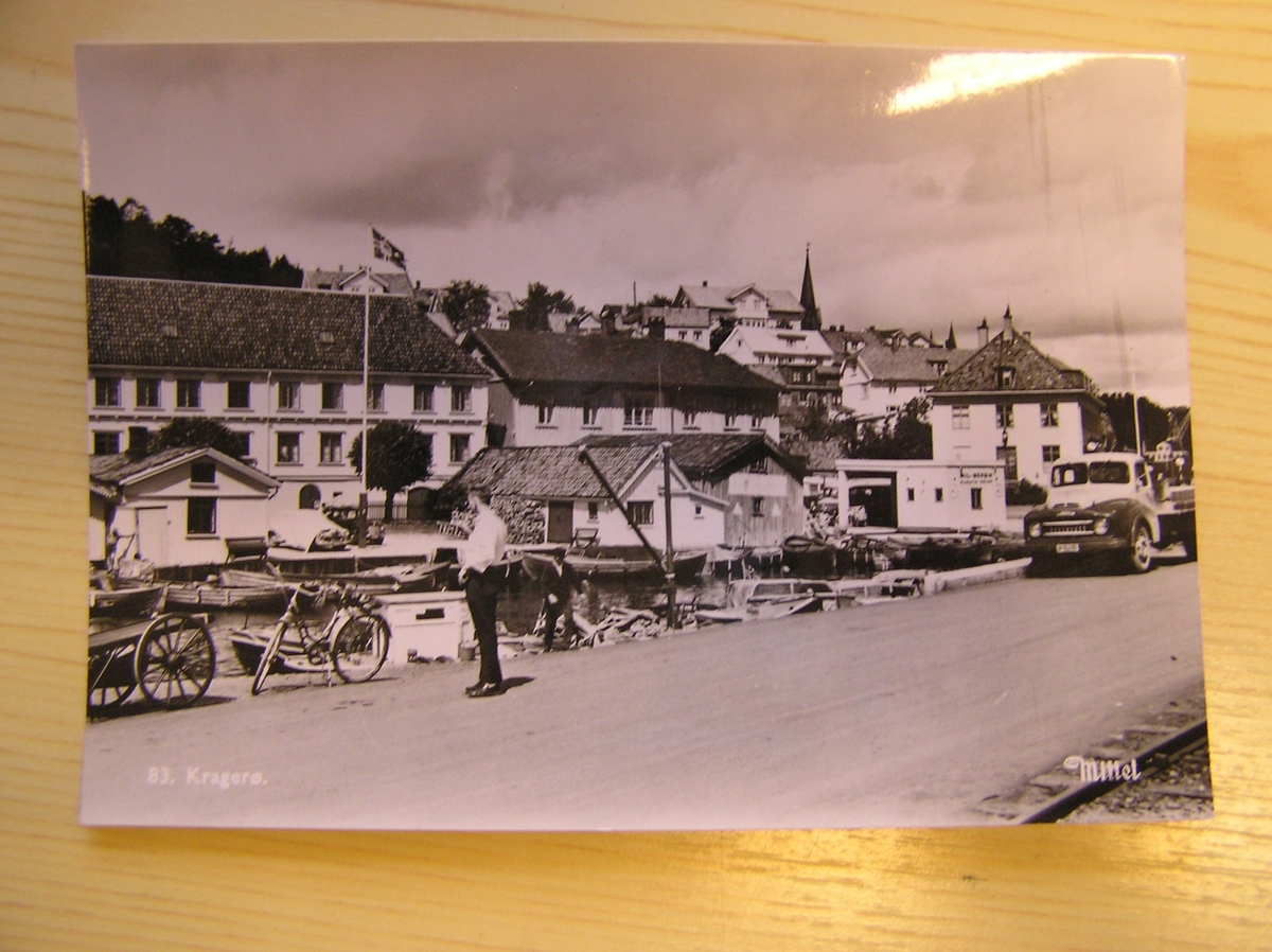 Blindtarmen., tollboden, Frtj. Johnsen, bensinstasjon (i enden av Blindtarmen), stasjonsbygning (turistkontoret), Jøransberg, sykler, mann, bil. Kragerø
Lastebilen er en Austin. Produsert mellom 1955 og 1964