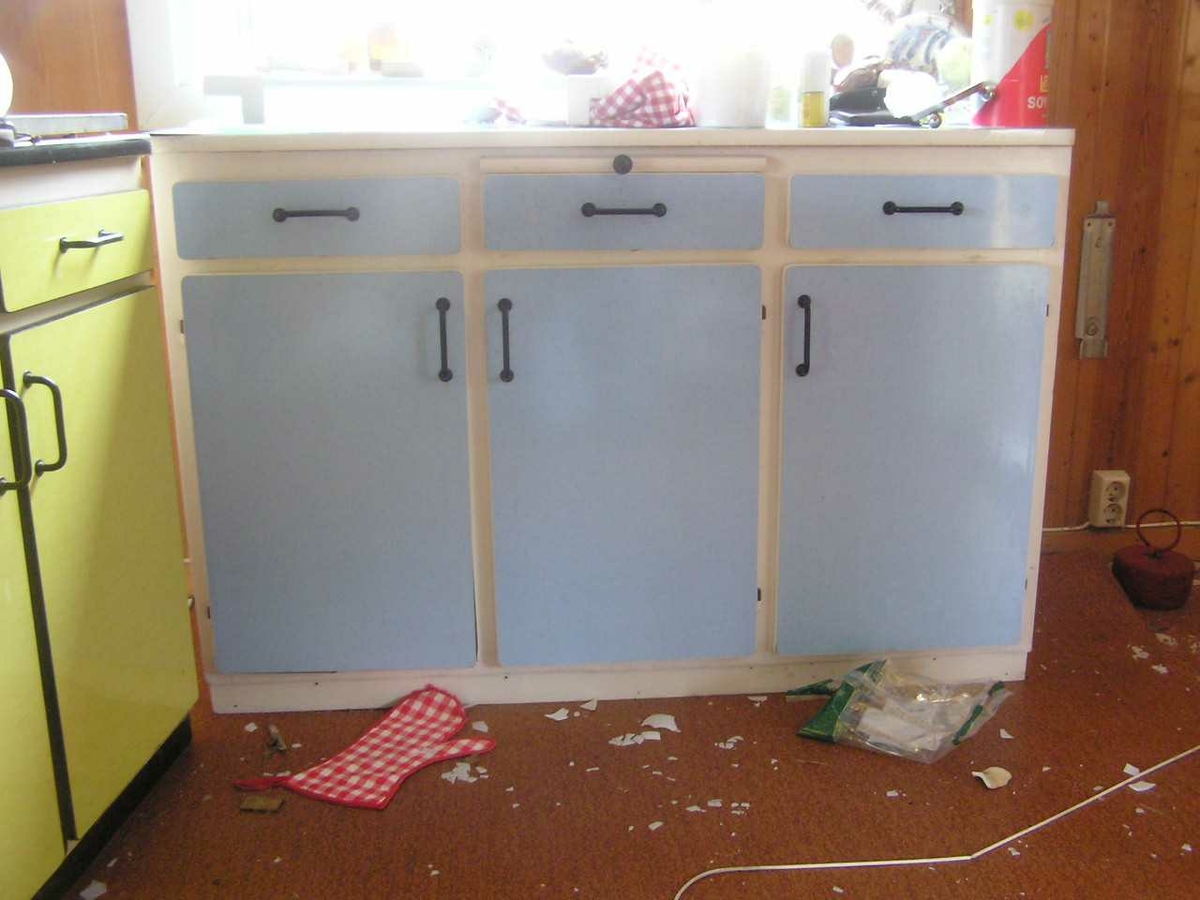 Hytta på Bærø. Bildet tatt 6.04.2005. Dagen etter ble hytta brent for få plass til en ny og større hytte. Håndverker ga tips og vi fikk hentet mange gjenstander som nå står i hytta "Solhaug" .Hytta fra ca. 1950-tallet. Inventar fra 1930-1970.