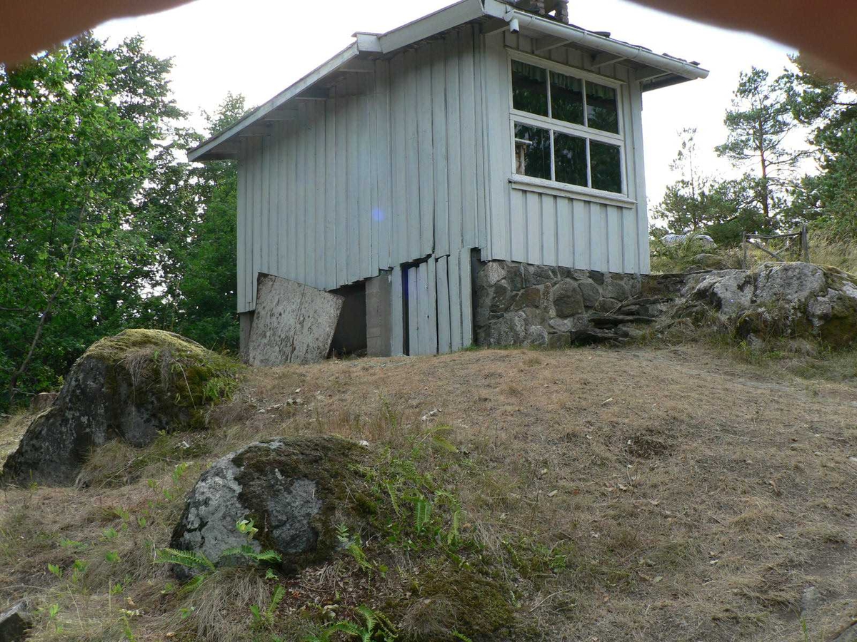 Hytte på Saltbutangen ble revet for å gi plass til en større hytte.  Idyllisk hytte med uthus og utedo. God utsikt til sjøen.