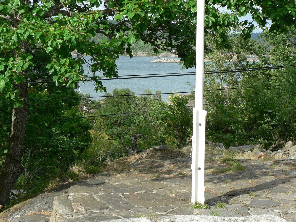 Hytte på Saltbutangen ble revet for å gi plass til en større hytte.  Idyllisk hytte med uthus og utedo. God utsikt til sjøen.