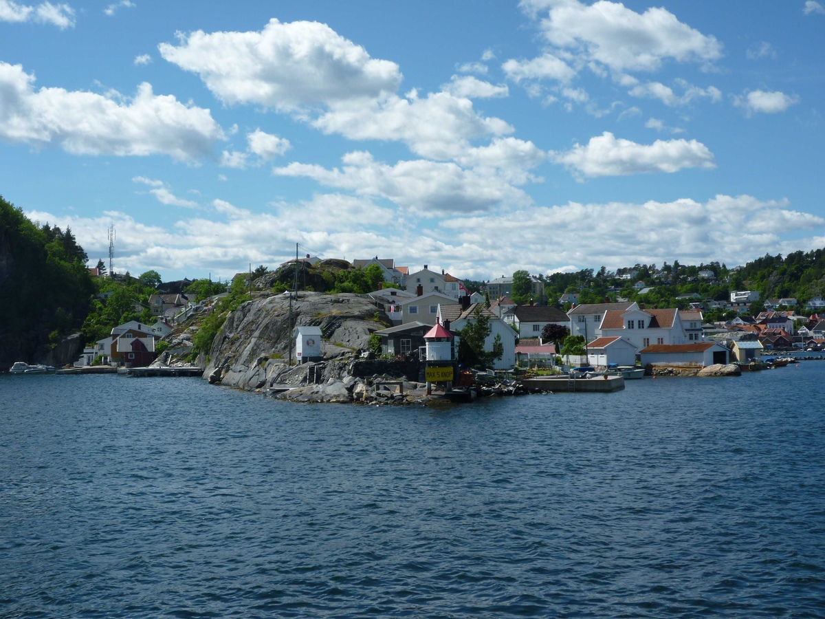 Øya med Urene, Galeiodden, Kragerø by , Stilnestangen og Valberg sett fra sjøen. 16.06.2010
