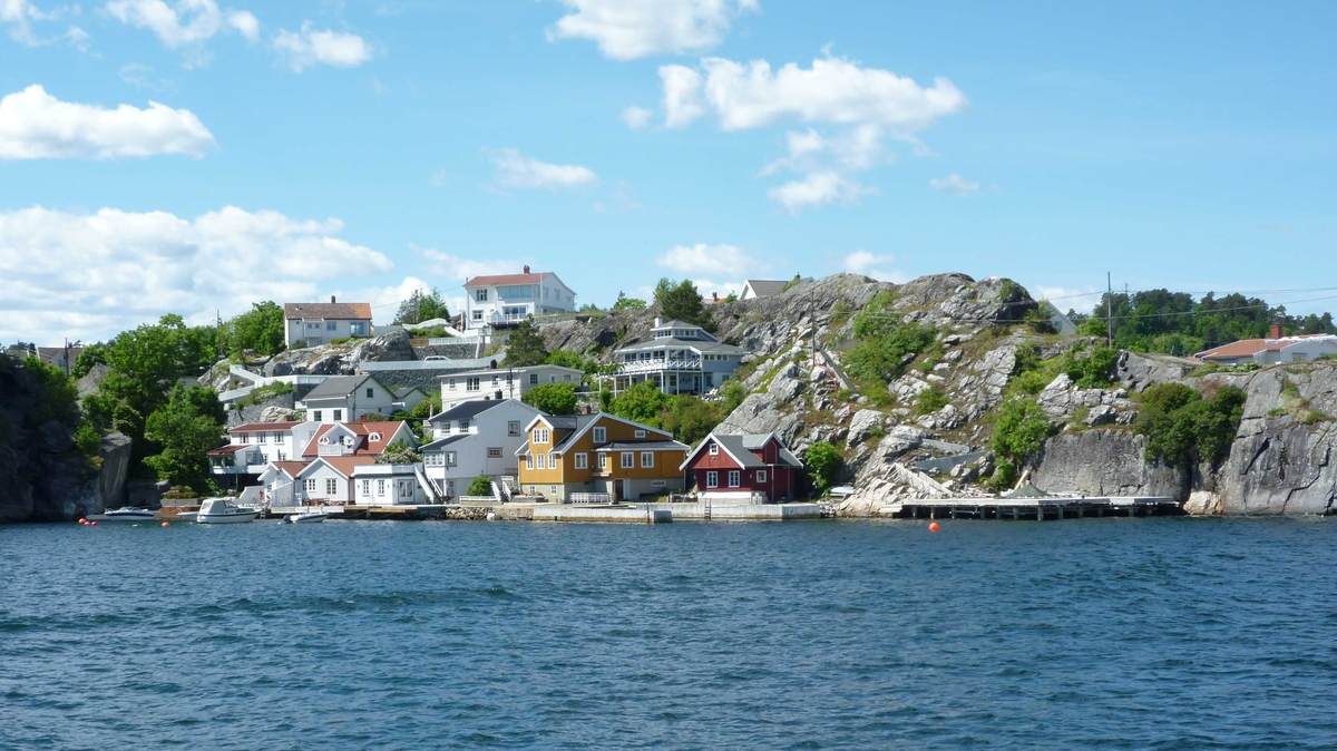 Øya med Urene, Galeiodden, Kragerø by , Stilnestangen og Valberg sett fra sjøen. 16.06.2010
