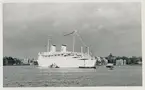 Foto i svartvitt visande passagerarmotorfartyget Kungsholm av Göteborg till ankars på Stockholms ström, 1953.