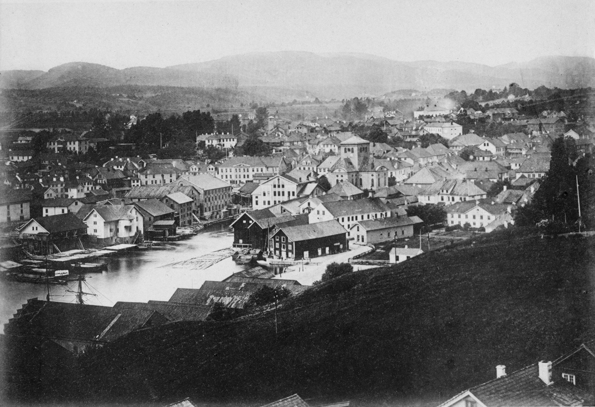 Panoramabilder over gamle Skien fra Kleiva før brannen 1886.