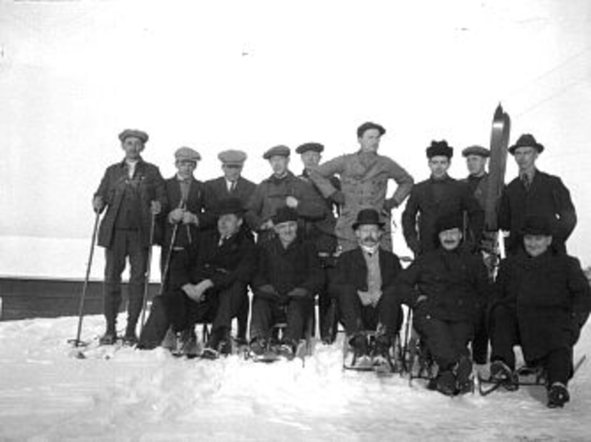 En samling bilder fra Skien, bl.a. Skiensdagene med opptog. Fruktaroma hadde 10-15 mann som gikk i oppdrag med kurver og delte ut vareprøver, samt 1 bilde fra krigen der tyske soldater marsjerer mot brakken på Gjemsø. Fotografiet er tatt fra bakken opp mot Sykekehuset. Borg ble oppdaget og tatt inn til forhør.