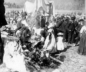 En samling bilder fra Telemark o. a. st. Bl. a. Seljord dyrsku, telemarksbåtene, mennesker, turistliv, Gråtenmoen ekserserplass, Dyrsku Dalen 1906 m. v.