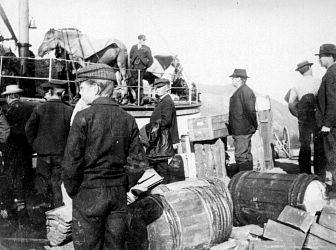 En samling bilder fra Telemark o. a. st. Bl. a. Seljord dyrsku, telemarksbåtene, mennesker, turistliv, Gråtenmoen ekserserplass, Dyrsku Dalen 1906 m. v.