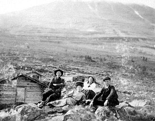 En samling bilder fra Telemark o. a. st. Bl. a. Seljord dyrsku, telemarksbåtene, mennesker, turistliv, Gråtenmoen ekserserplass, Dyrsku Dalen 1906 m. v.