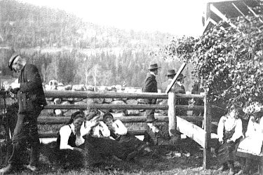 En samling bilder fra Telemark o. a. st. Bl. a. Seljord dyrsku, telemarksbåtene, mennesker, turistliv, Gråtenmoen ekserserplass, Dyrsku Dalen 1906 m. v.