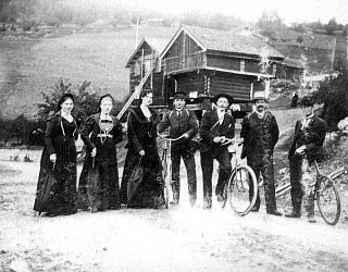 En samling bilder fra Telemark o. a. st. Bl. a. Seljord dyrsku, telemarksbåtene, mennesker, turistliv, Gråtenmoen ekserserplass, Dyrsku Dalen 1906 m. v.