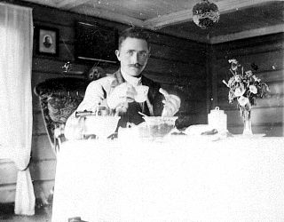 En samling bilder fra Telemark o. a. st. Bl. a. Seljord dyrsku, telemarksbåtene, mennesker, turistliv, Gråtenmoen ekserserplass, Dyrsku Dalen 1906 m. v.